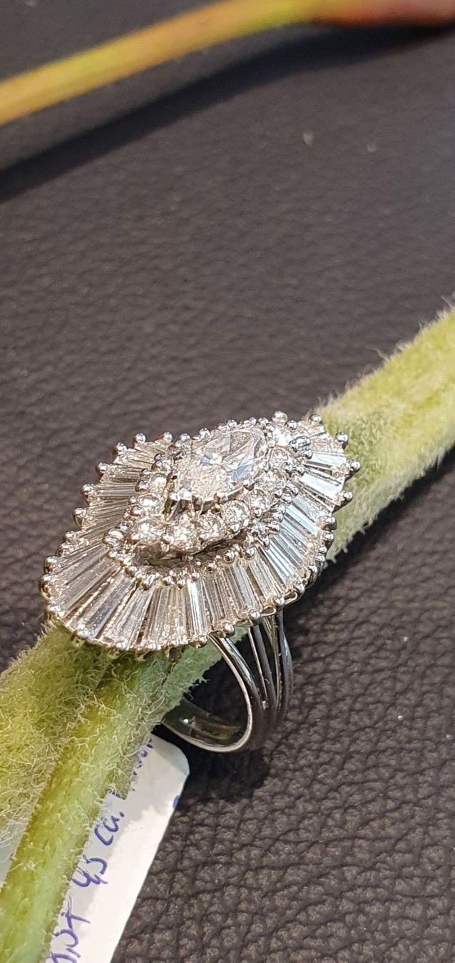 Anelli: Solitär Entourage Diamanten Ring Platin – Usato da Unterägeri venduto da Altgoldschmuck