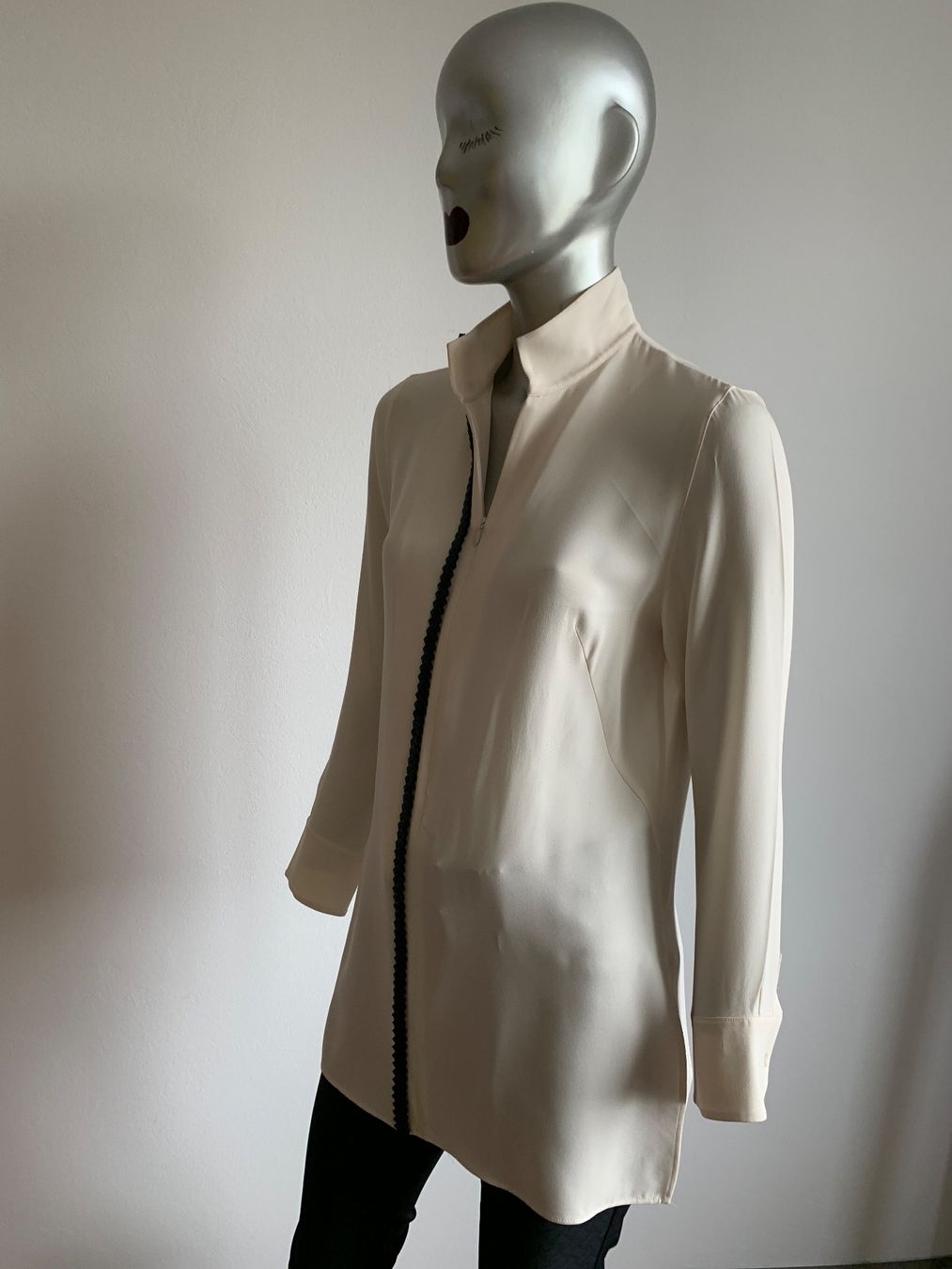 Akris Camicette: AKRIS: puderfarbene Seiden-Bluse mit Lederverzierung – Usato da Luzern venduto da paulablue 4