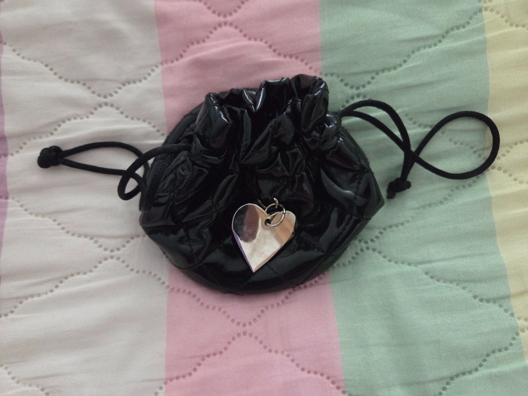 Guess Borse: GUESS Mini Beuteltasche / Kosmetiktäschchen Schwarz Lack – Usato da Abtwil AG venduto da MaVo.0710 1
