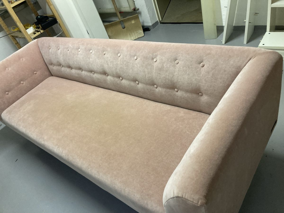 Divani: Riverdale Sofa, Rosa Samt – Usato da Stäfa venduto da matrat