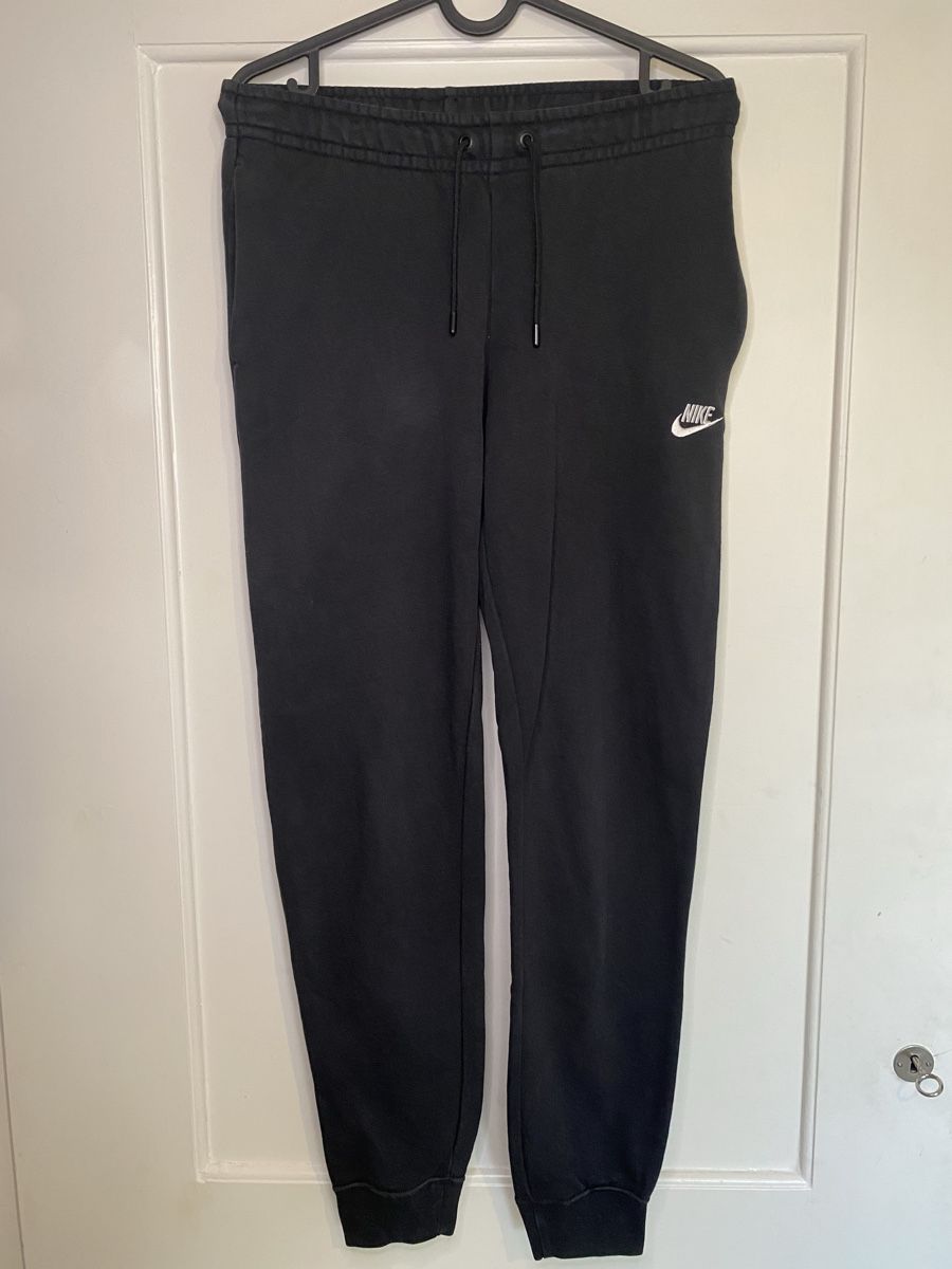 Nike Pantaloni: Nike Trainerhose Schwarz – Usato da Zürich venduto da kse_nathan