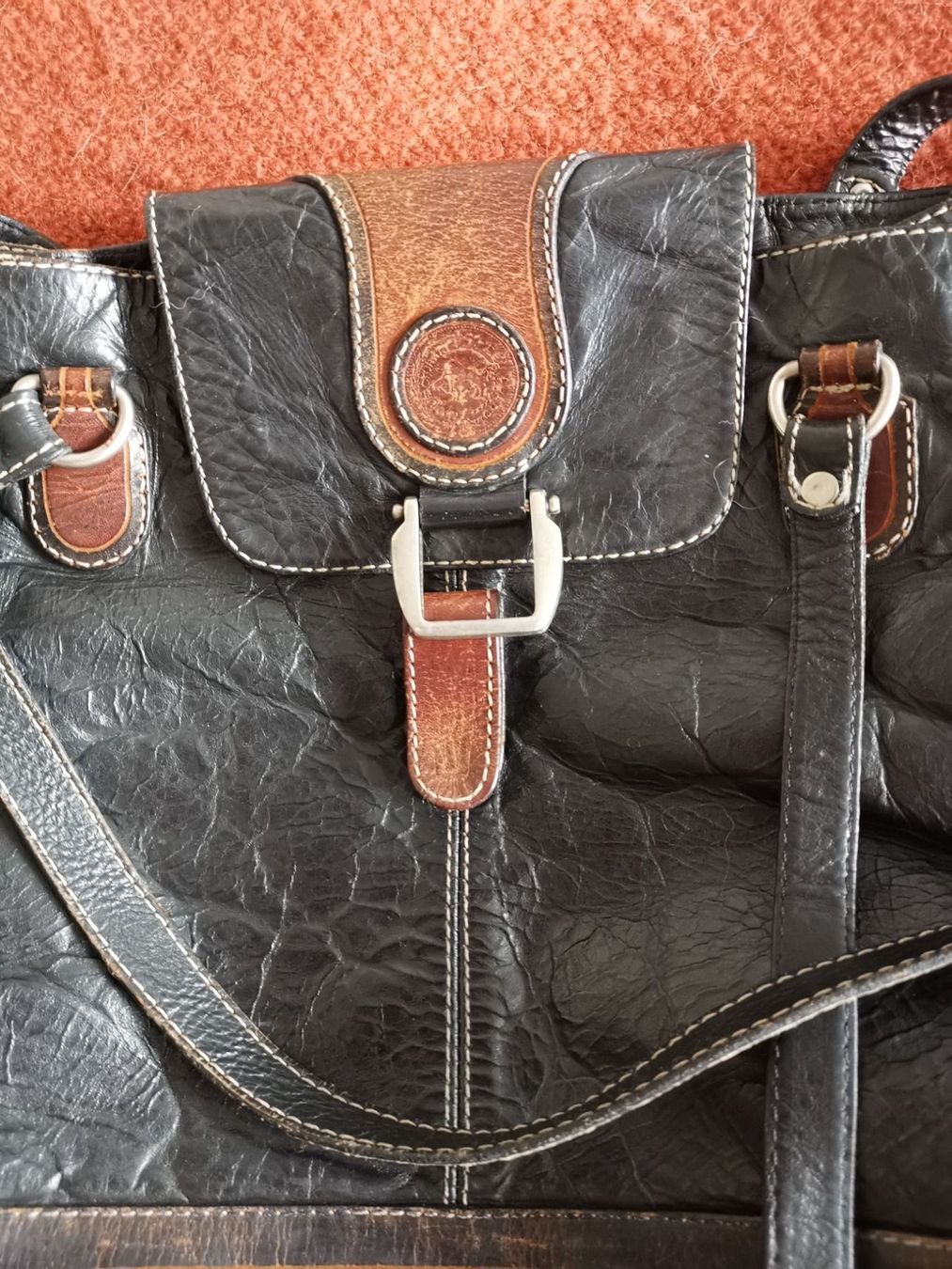 Borse da donna: Sac de dame en cuir noir-brun – Usato da Courtepin venduto da Marisou2 2