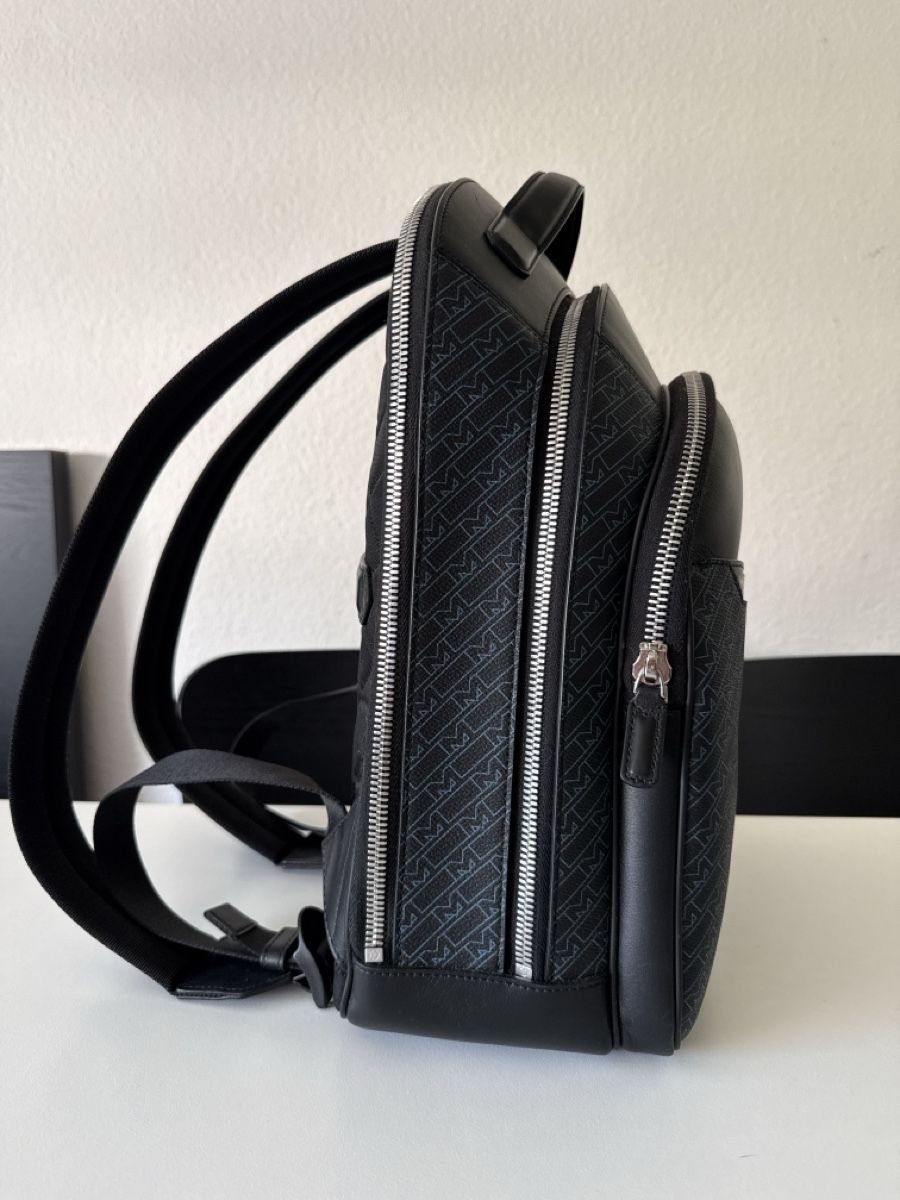 Montblanc Zaini: Sac à dos MONTBLANC M_Gram 4810, bleu. – Nuovo e nell'imballaggio originale da Cartigny venduto da Kelly.11 1