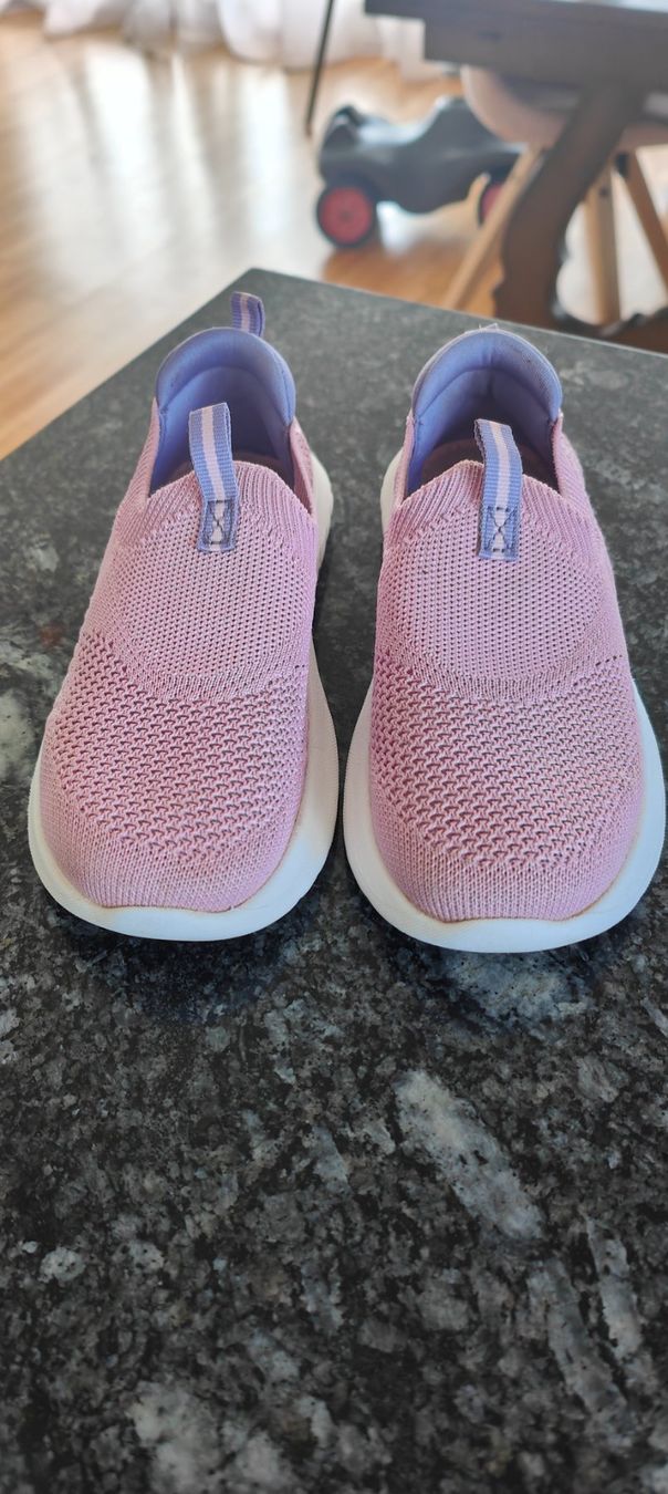 Scarpe per ragazze: Süsse Mädchen Sneakers Hausschuhe Gr. 29 – Usato da Root venduto da GregorO