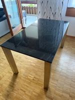 Schöner Esstisch mit Granitplatte