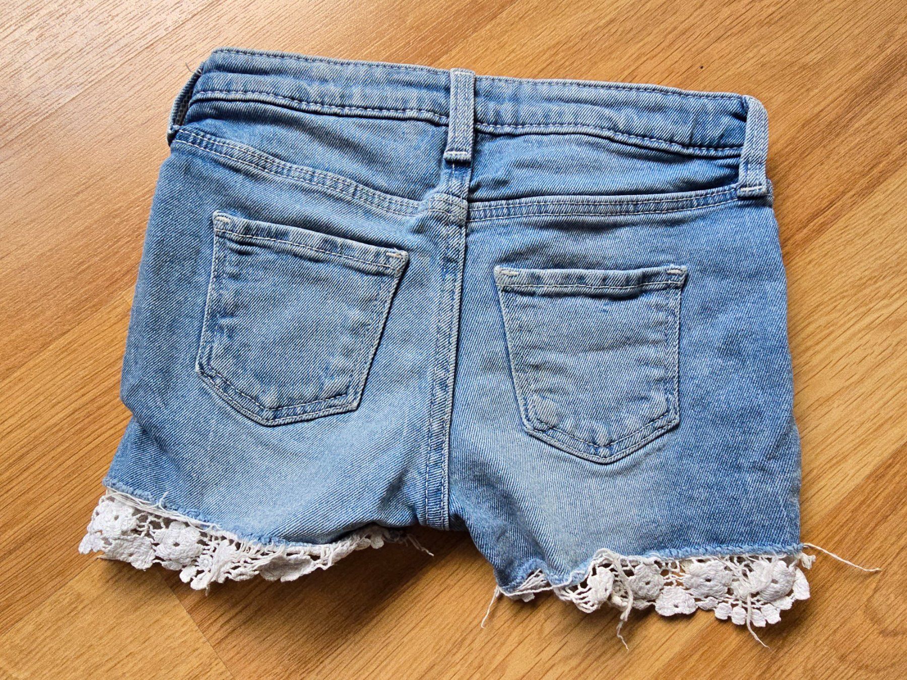 Pantaloni: Jeans Shorts Grösse 104 mit Spitze – Usato da Büttikon AG venduto da Amineah 3