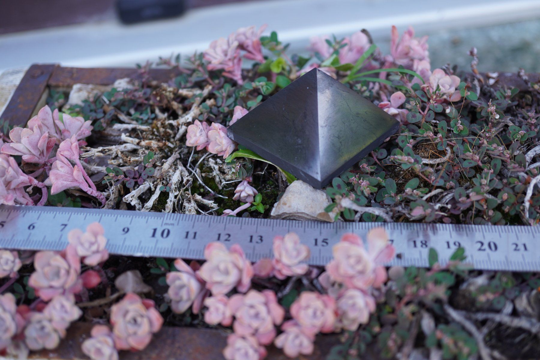 Minerali & Pietre curative: Schungit / Shungit  Pyramide     4cm – Nuovo e nell'imballaggio originale da Eschenbach SG venduto da topstone 1