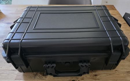 Robuster Koffer Schwarz mit Schaumstoffeinlage