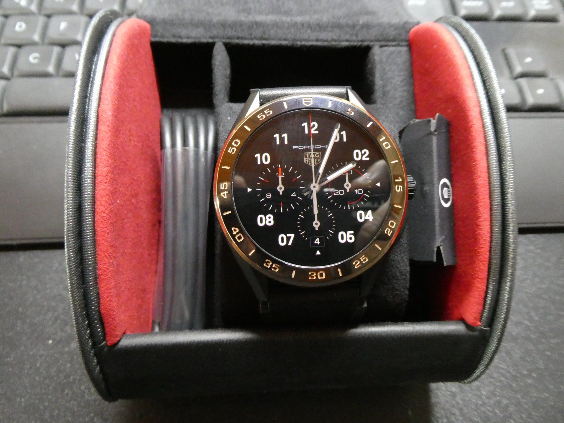 Tag Heuer Smartwatch: TAG Heuer Connected Bright Black E3 Edition – Nuovo (secondo la descrizione) da Oberburg venduto da Snowdy59