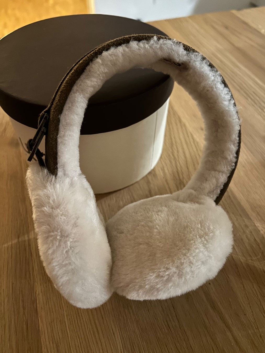 Ugg Copricapi, berretti & cappellini: Ugg Ohrenschützer, Braun , NEU – Nuovo e nell'imballaggio originale da Pratteln venduto da Fashionette.D.D. 1