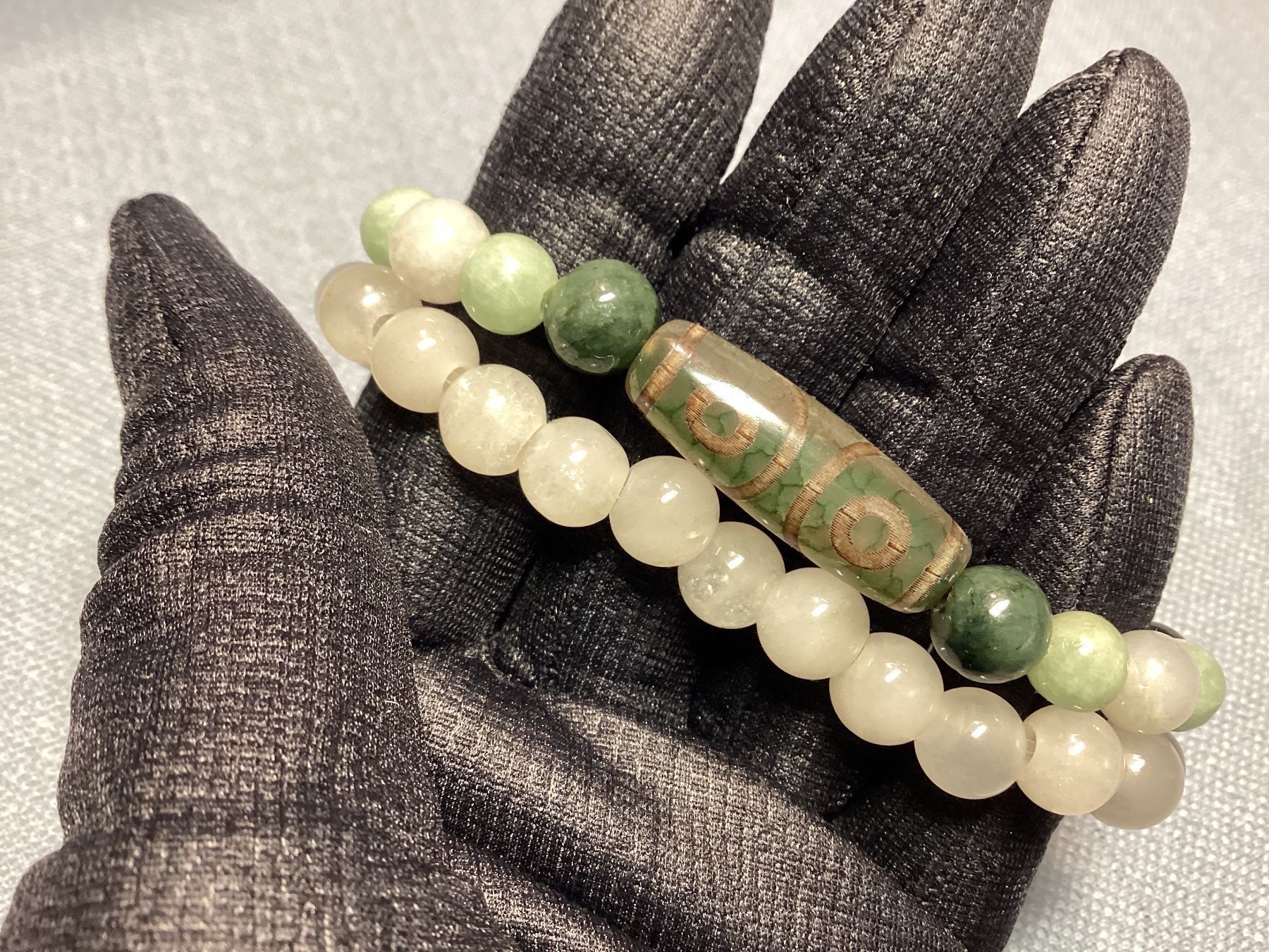 Bracciali & Braccialetti: 2 Jade Armbänder mit tibetischem Dzi-Stein – Nuovo e nell'imballaggio originale da Laax venduto da kri_95f5 5
