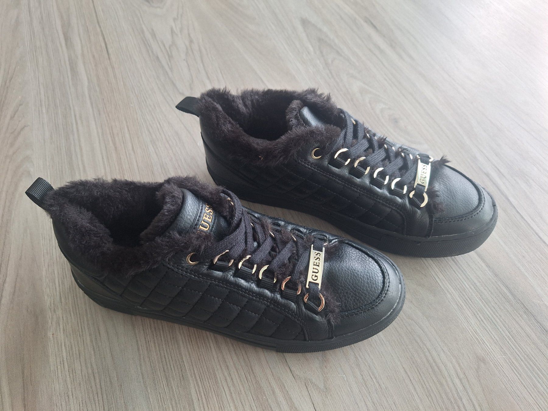 Guess Scarpe da donna: Guess Winter Sneaker, Gr. 39 - Neuwertig! – Nuovo (secondo la descrizione) da Baar venduto da RDNA 4
