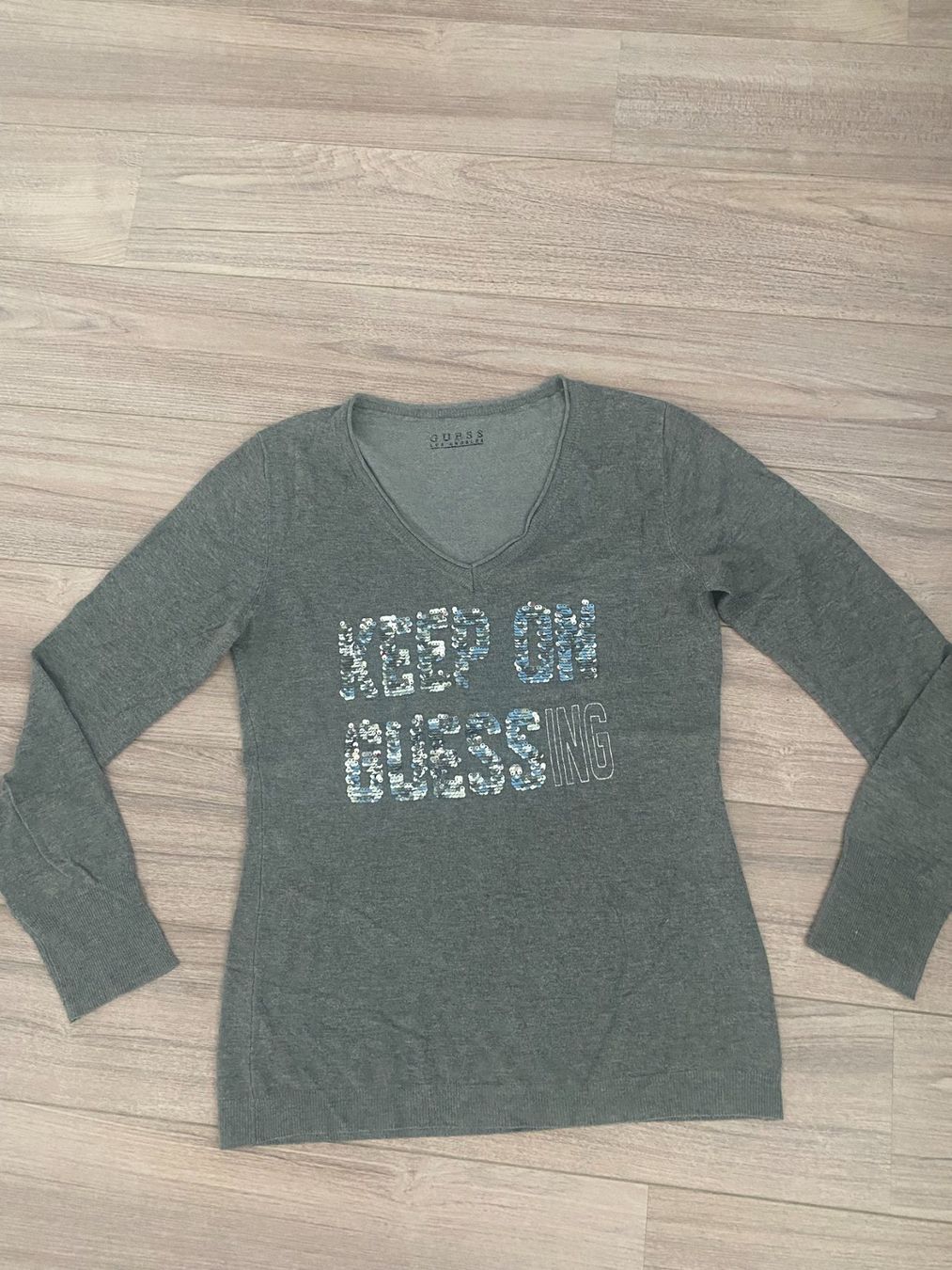 Maglioni & Felpe: GUESS Pullover Gr. M hellgrau V-Neck – Usato da Bonstetten venduto da VCLS
