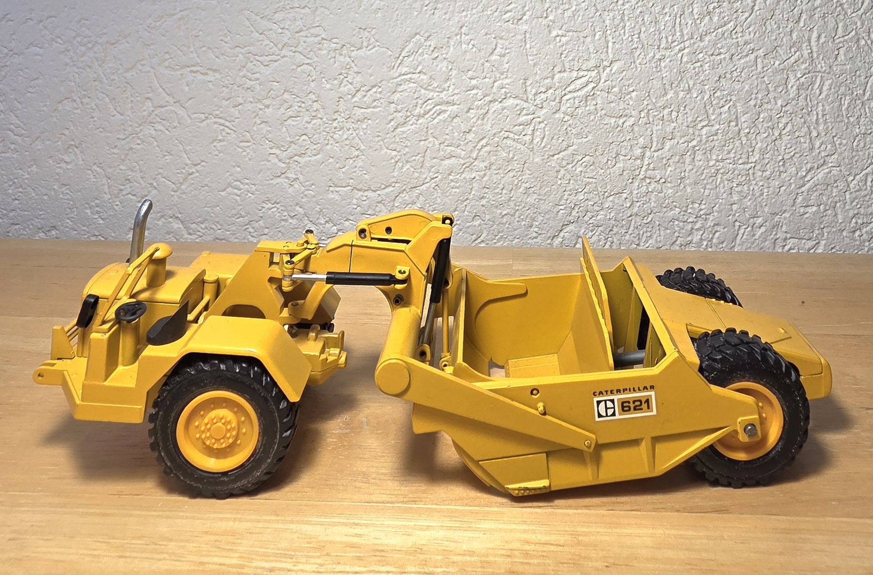 Caterpillar Kit di modellismo & Modellini statici: Caterpillar Schürfzug, Modell 621 – Usato da Männedorf venduto da Modellbau-wyss 1