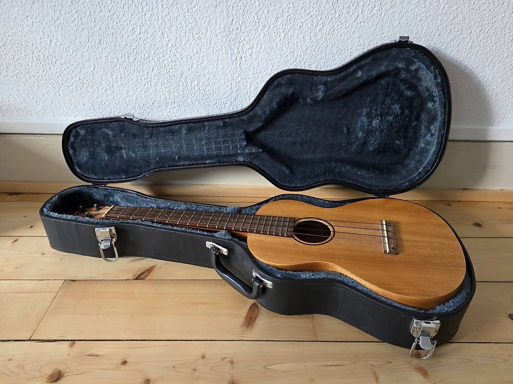 Strumenti musicali: Ukulélé Baryton – Usato da Genève venduto da Elektrarecords