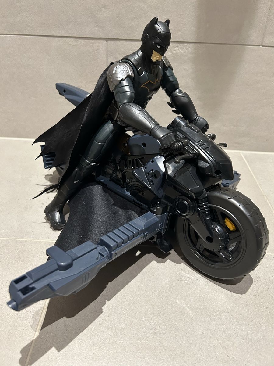 Giocattoli: Batman Motorrad Batcycle + Batman Figur 30 cm – Usato da Boniswil venduto da sim_7zhp