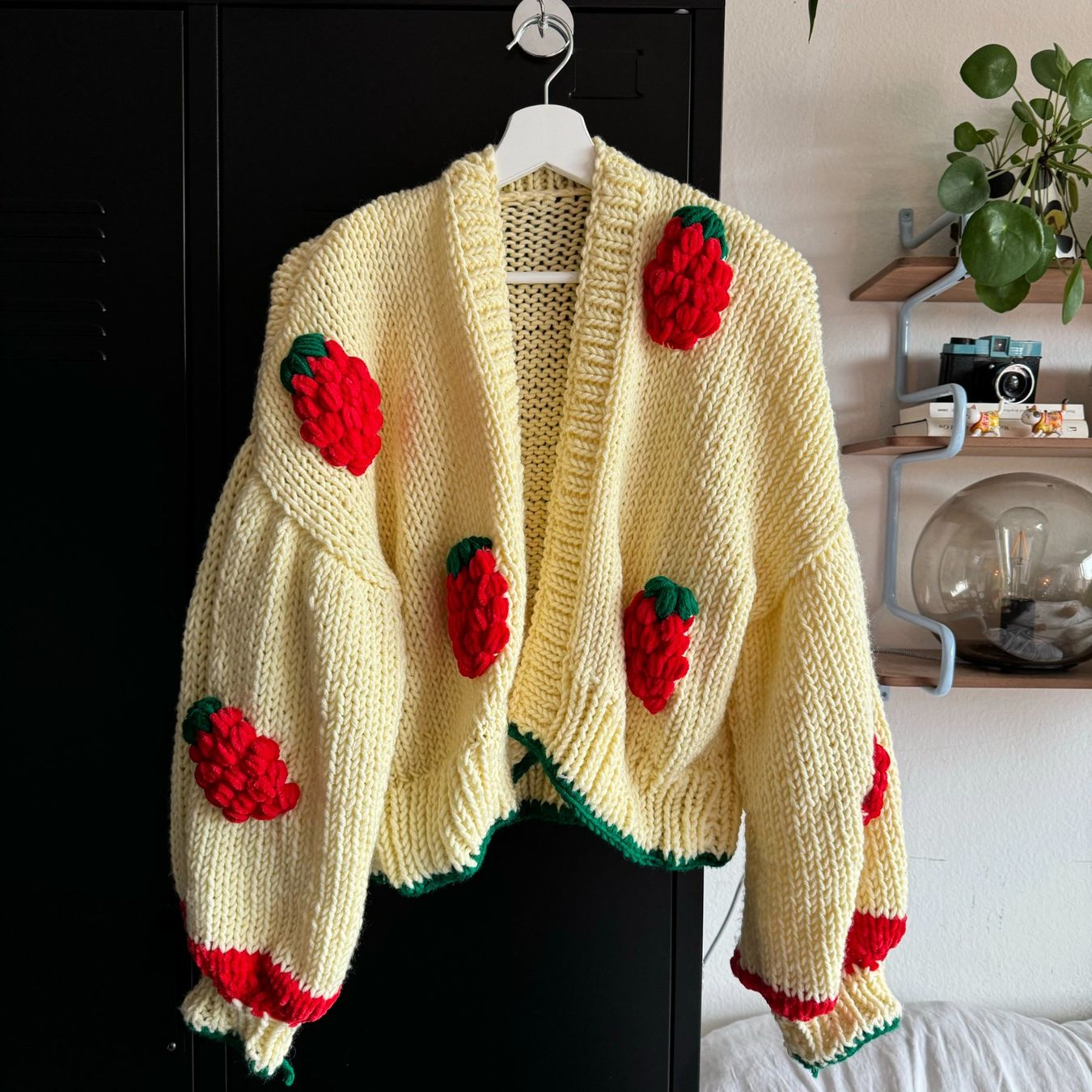 Giacche: strawberry cardigan – Usato da Effretikon venduto da expiredrice