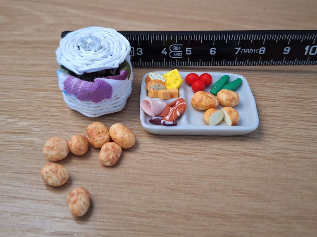 Maisons & Meubles de poupées: Handmade Gschwellti mit Korb – Neuf (Voir description) à Zürich par HandmadeTinyFood 2