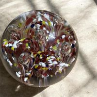 Massiver Briefbeschwerer aus Glas 