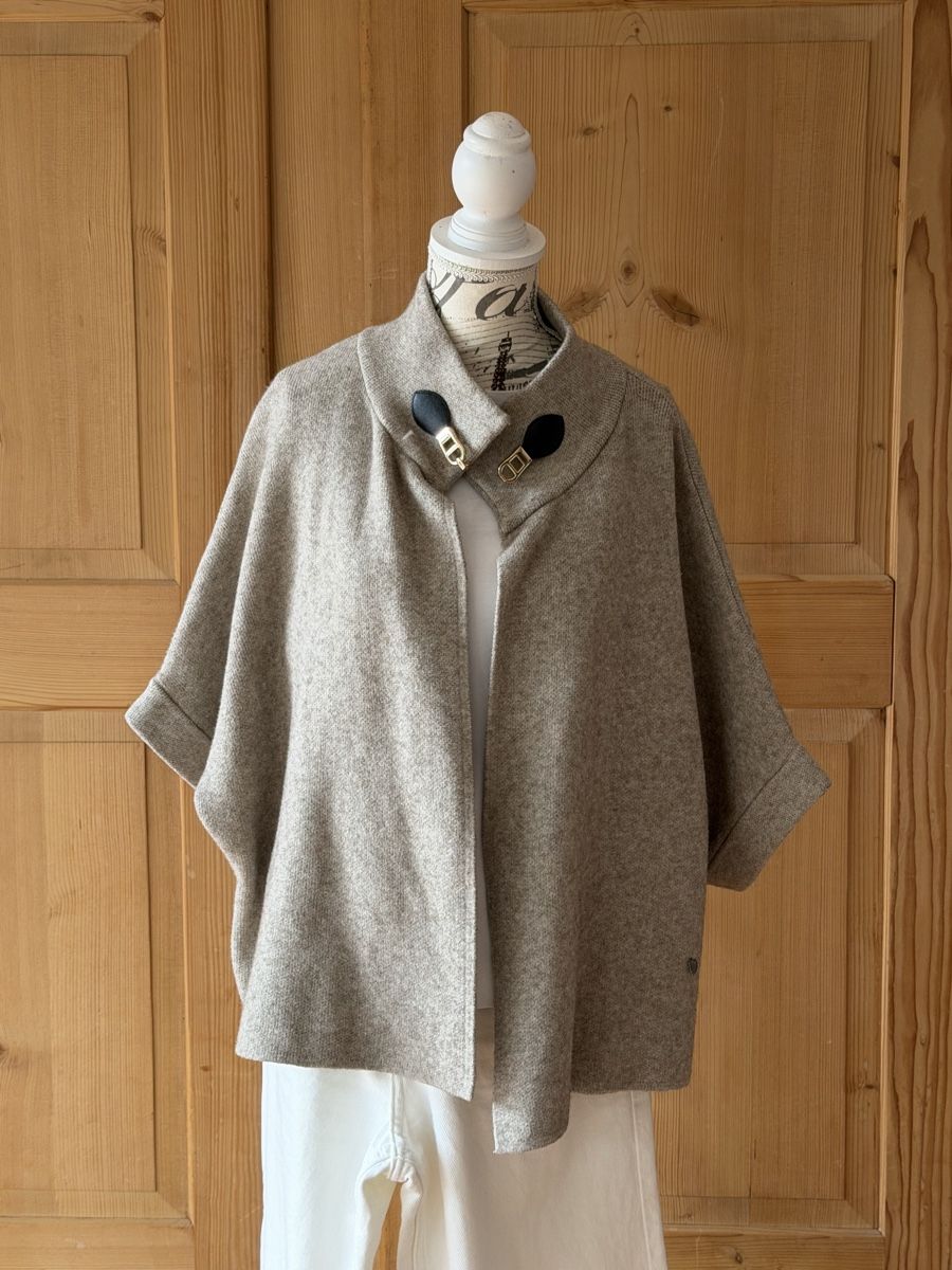 Altro in Moda donna: Strick-Mantel Poncho beige mit Schnalle – Usato da Bonstetten venduto da norisknofun123