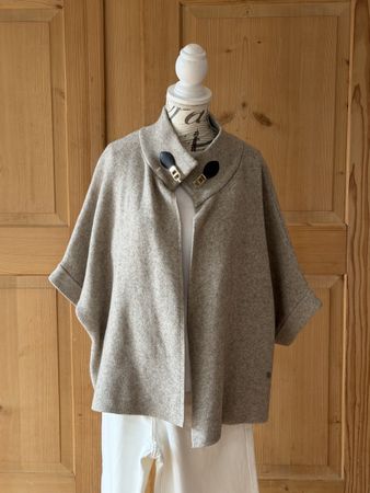 Strick-Mantel Poncho beige mit Schnalle
