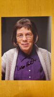 Linda Hunt, Original Autogramm auf Grossfoto in Farbe