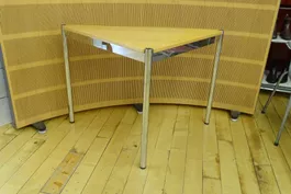 USM Haller Tisch – Dreieckig – Holzoptik / Chrom
