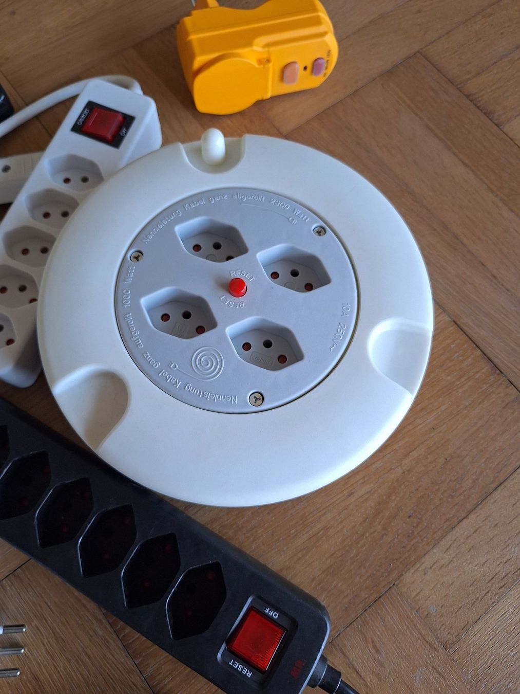 Stecker: Lot de prises suisse – Gebraucht aus Chêne-Bougeries von xchrysalide 3