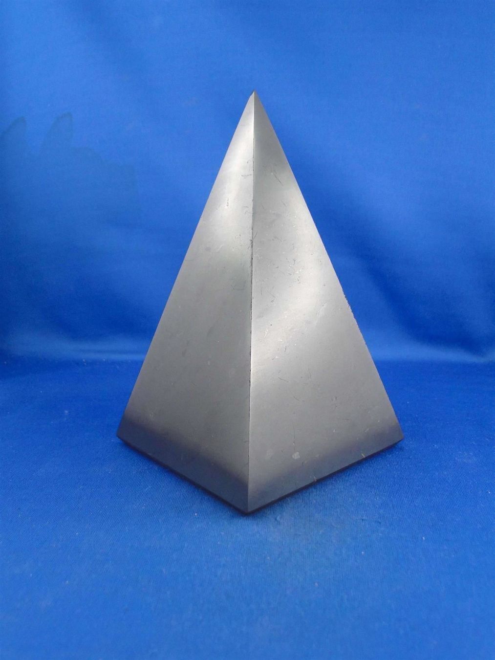 Minerali & Pietre curative: Shungit-Pyramide 8cmx8cm poliert – Usato da Schinznach Bad venduto da Demerald