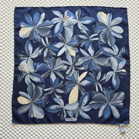 💙 Salvatore Ferragamo Seidentuch – Neu mit Box – 50 × 50 cm