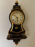 Antike Wanduhr im Neuchâtel-Stil mit Goldverzierungen