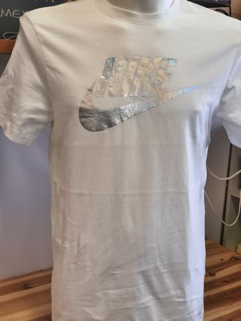 Nike T-Shirt weiss mit Logo silber metallic Grösse M neu(A82