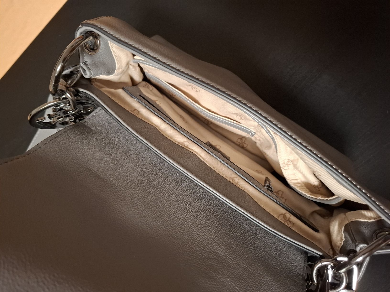 Guess Borse da donna: GUESS Handtasche grau - neuwertig – Nuovo (secondo la descrizione) da Lütisburg venduto da amerika123 4