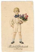 Junge gratuliert mit Blumenstrauss