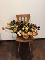 Getrocknete Rosen mit mittellangen und langen Stielen – bunt