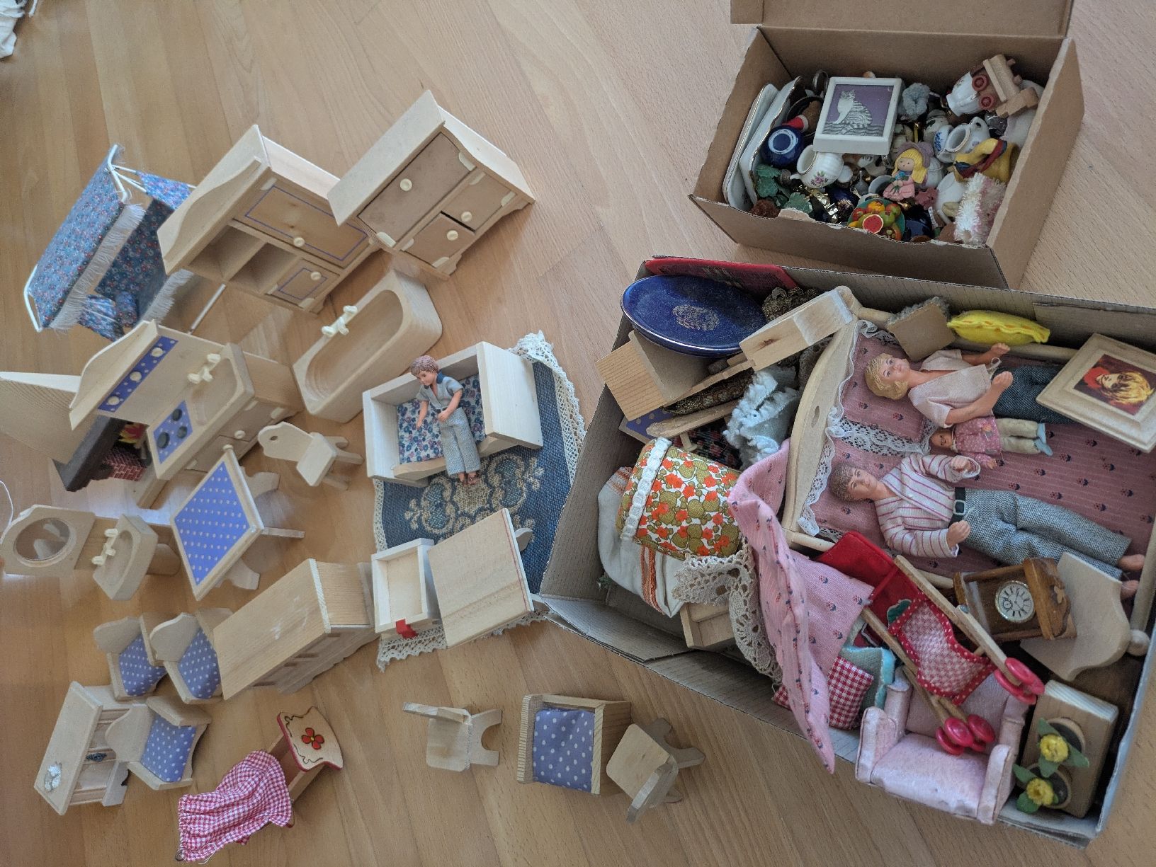 Case e mobili per bambole: Puppenhaus mit diversen kleinteile – Difettoso da Wettingen venduto da Jones360 4