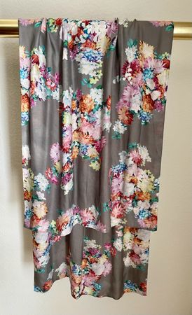 Schöner edler doppelter Seidenschal mit buntem Blumenmuster