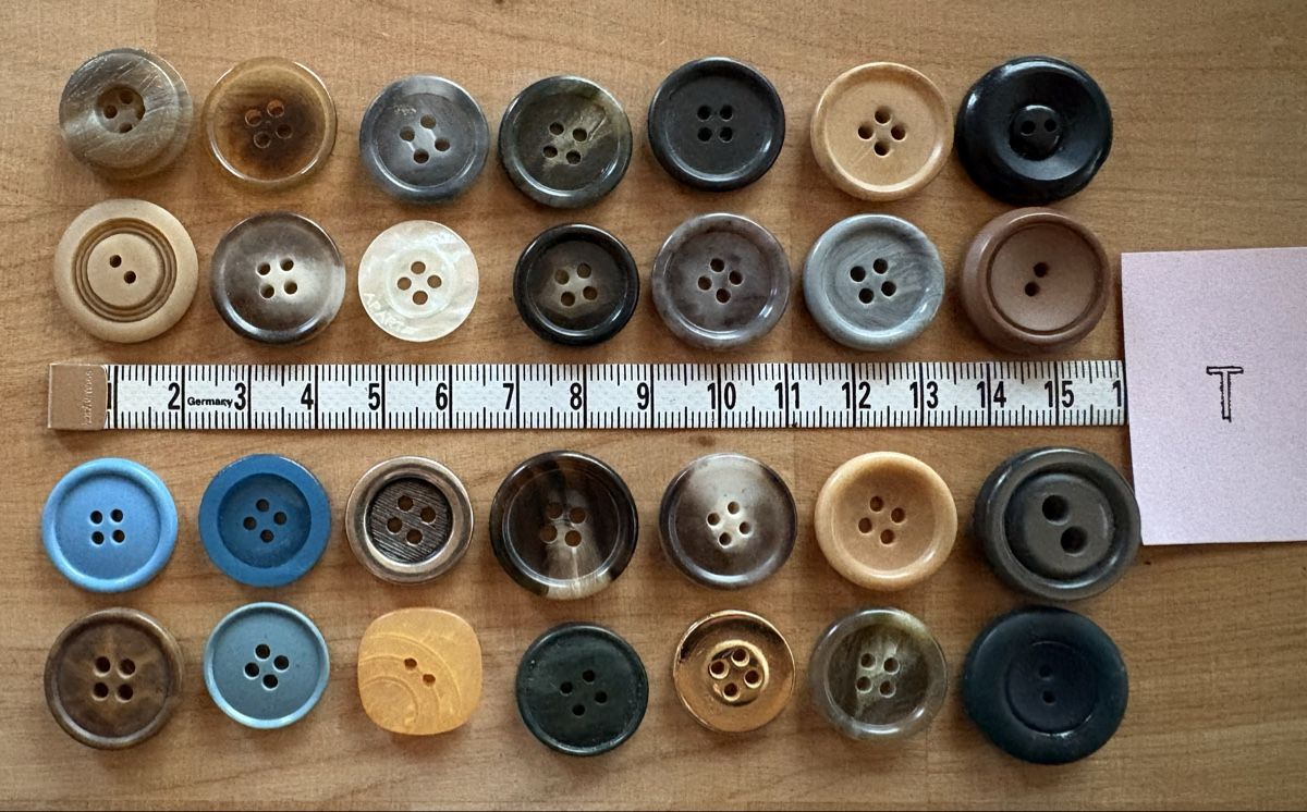 Knöpfe: 28 Knöpfe aus Kunststoff – Gebraucht aus Rümlang von euqinom16