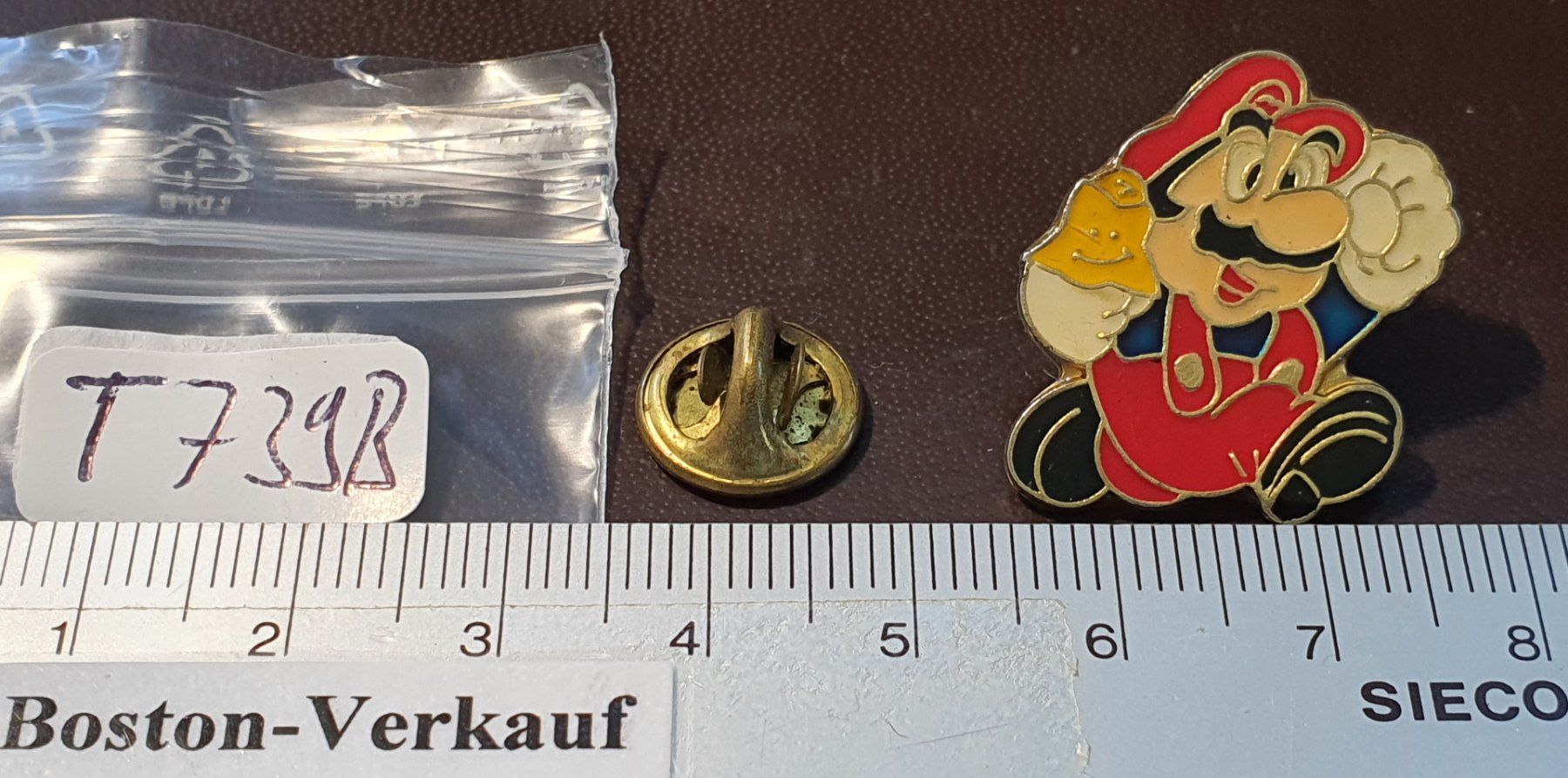 Nintendo Placchette & Badge: T739B - Pin Nintendo Super Mario mit Stern – Usato da Reinach BL venduto da Boston-Verkauf 1