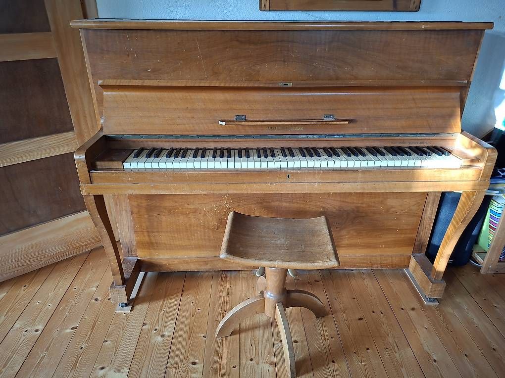 Instruments de musique: Klavier Nussbaum massiv mit Hocker – D'occasion à Kreuzlingen par Norina_8b8d