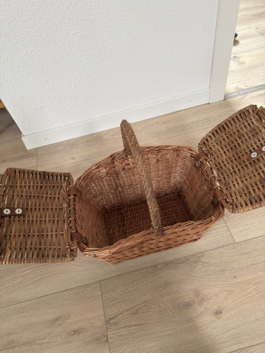 Altro per la casa: Handgemachter Picknickkorb/Korb aus Weide mit Deckel, Neu – Nuovo (secondo la descrizione) da Sarmenstorf venduto da Nathaliie_21 3