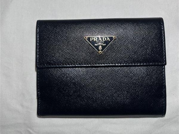 Prada Portafogli: Prada Saffiano Leather Black Fold Wallet – Usato da Zürich venduto da Mr.Elle