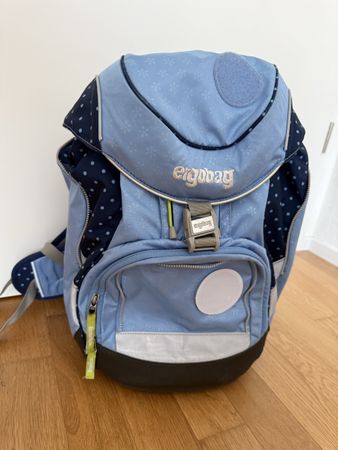 Ergobag Schulrucksack, blau mit Blumenprint, gut erhalten