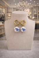 Orecchini a cerchio con charm porcellana blu – delicati e ch