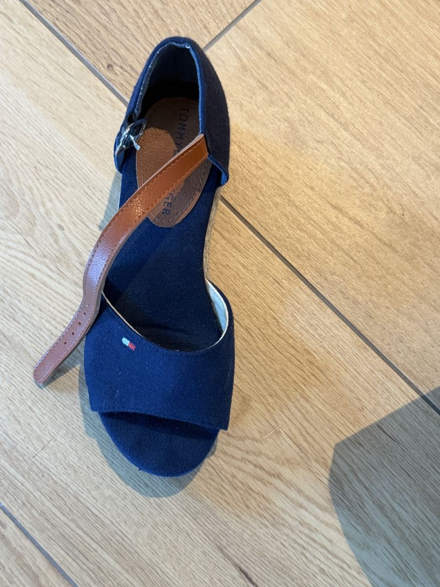 Tommy Hilfiger Schuhe für Mädchen: Tommy Hilfiger Sandalen  – Gebraucht aus Kloten von VRG1973