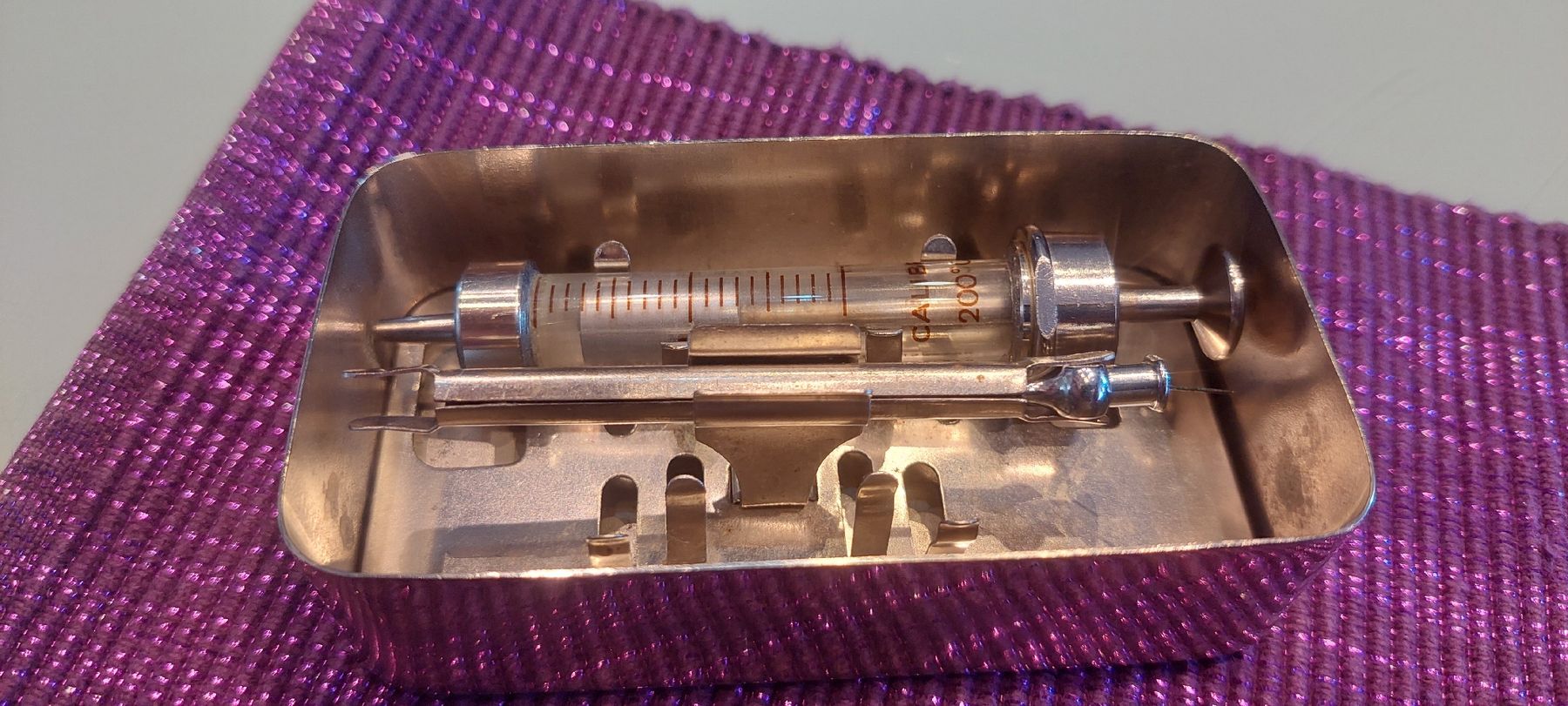 Technique médicale: Antike Spritze mit Metallbox  – D'occasion à Hölstein par Milka92 2