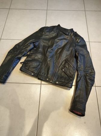 Schwarze Lederjacke