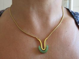 18K GG Elegante Collier mit echter Jade; 12.8 gr