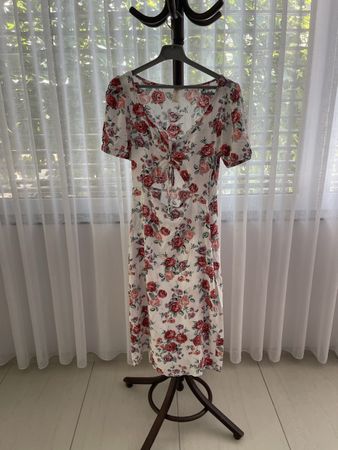 Sommerliches Blumenkleid mit Rosenmuster, Grösse 38/M