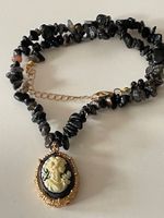 Elegante Vintage Stil -Halskette mit Cameo-Anhänger.